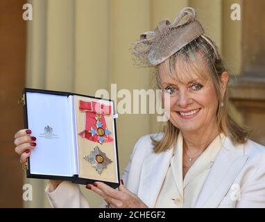 Le supermodèle des années 1960 Lesley 'Twiggy' Lawson a reçu le prix Dame Commander de l'ordre de l'Empire britannique pour ses services à la mode, aux arts et à la charité, à la suite d'une cérémonie d'investiture à Buckingham Palace, Londres. Banque D'Images