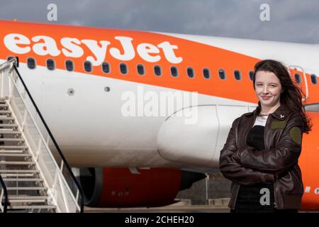 SOUS EMBARGO À 0001 LUNDI 18 MARS UTILISATION ÉDITORIALE SEULE Ellie carter, la plus jeune pilote britannique de 16 ans, commence son mentorat en aviation avec easyJet, afin de répondre à ses aspirations professionnelles, à l'aéroport de Bristol. Banque D'Images