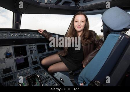 SOUS EMBARGO À 0001 LUNDI 18 MARS UTILISATION ÉDITORIALE SEULE Ellie carter, la plus jeune pilote britannique de 16 ans, commence son mentorat en aviation avec easyJet, afin de répondre à ses aspirations professionnelles, à l'aéroport de Bristol. Banque D'Images