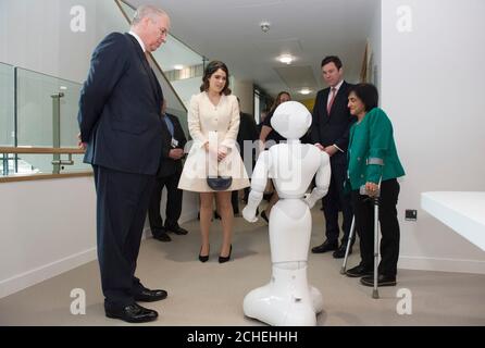 (De gauche à droite) le duc d'York, la princesse Eugénie, Jack Brooksbank et le Dr Saroj Patel rencontrent un robot appelé Pepper, lors d'une visite à l'hôpital orthopédique national royal de Londres pour ouvrir le nouveau bâtiment Stanmore. Banque D'Images