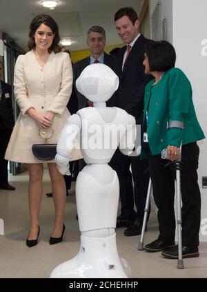 (De gauche à droite) la princesse Eugénie, Jack Brooksbank et le Dr Saroj Patel rencontrent un robot appelé Pepper, lors d'une visite à l'hôpital orthopédique national royal de Londres pour ouvrir le nouveau bâtiment Stanmore. Banque D'Images