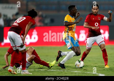 Football Footbal Egyptien Premier League Derby Al Ahly V El Ismaily Al Salam Stadium Le Caire Egypte 2 Aout 18 Christopher Mendouga De El Ismaily Reagit Reuters Amr Abdallah Dalsh Photo Stock Alamy