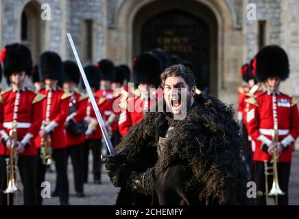 UTILISATION ÉDITORIALE SEULEMENT The Night's Watch, de Game of Thrones, prendre part à une performance militaire avec la Coldstream Guards Band de l'Armée britannique, comme ils ont joué la bande-son au spectacle, À la Tour de Londres pour célébrer le lancement de la saison 8 de l'émission de télévision sur Sky Atlantic. Banque D'Images