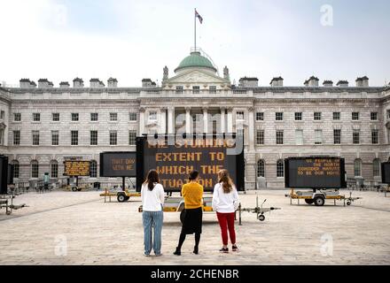 L'UTILISATION ÉDITORIALE NE FAIT QUE RÉDUIRE LA VITESSE DÈS MAINTENANT ! L'artiste américain Justin Brice Guariglia est dévoilé à la Somerset House de Londres pour célébrer le jour de la Terre 2019. Banque D'Images