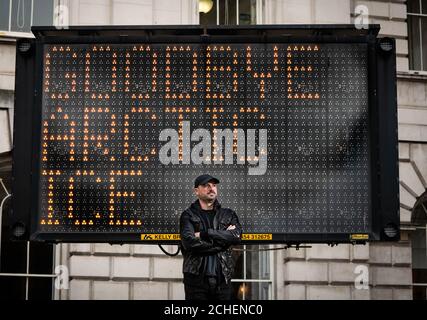 USAGE ÉDITORIAL SEUL l'artiste américain Justin Brice Guariglia avec sa pièce RÉDUIRE LA VITESSE MAINTENANT! Comme il est dévoilé à Somerset House à Londres à l'occasion de la Journée de la Terre 2019. Banque D'Images