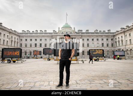 USAGE ÉDITORIAL SEUL l'artiste américain Justin Brice Guariglia avec sa pièce RÉDUIRE LA VITESSE MAINTENANT! Comme il est dévoilé à Somerset House à Londres à l'occasion de la Journée de la Terre 2019. Banque D'Images