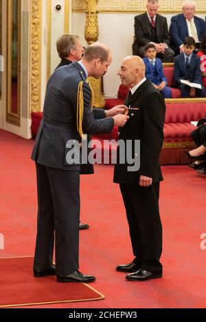 Kevin Taylor, pompier de Fareham, est décoré de la Médaille du service d'incendie de la Reine par le duc de Cambridge à Buckingham Palace. Banque D'Images