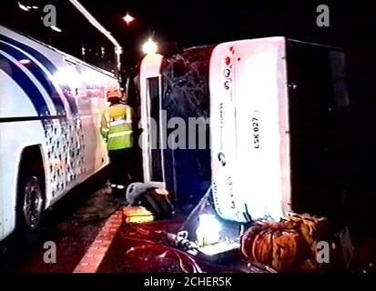 La brigade des pompiers de Londres a encore une image de sa vidéo de son travail de sauvetage lorsqu'un entraîneur du National Express a été impliqué dans un accident sur la route de dérapage menant de la jonction 4B de la M4 est à la jonction 15 de la M25 dans le sens des aiguilles d'une montre qui a entraîné la mort de deux personnes. Banque D'Images