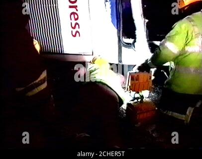 La brigade des pompiers de Londres a encore une image de sa vidéo de son travail de sauvetage lorsqu'un entraîneur du National Express a été impliqué dans un accident sur la route de dérapage menant de la jonction 4B de la M4 est à la jonction 15 de la M25 dans le sens des aiguilles d'une montre qui a entraîné la mort de deux personnes. Banque D'Images