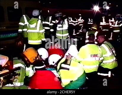 La brigade des pompiers de Londres a encore une image de sa vidéo de son travail de sauvetage lorsqu'un entraîneur du National Express a été impliqué dans un accident sur la route de dérapage menant de la jonction 4B de la M4 est à la jonction 15 de la M25 dans le sens des aiguilles d'une montre qui a entraîné la mort de deux personnes. Banque D'Images