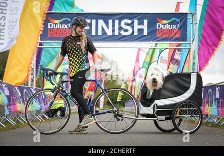 Becky Gosney avec Dulux Dog, Willow the Old English Sheepdog, à la ligne d'arrivée lors de l'événement Dulux London Revolution à Windsor, Berkshire. Banque D'Images