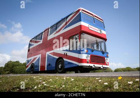 A USAGE ÉDITORIAL EXCLUSIF Suzanne Godley, grande fan, présente le bus Spice peint par Union Jack, du film Spice World de 1997 sur Airbnb, où les clients pourront réserver une nuit à bord les 14 et 15 juin au parc Wembley à Londres. Banque D'Images