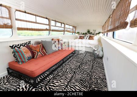 A USAGE ÉDITORIAL EXCLUSIF Suzanne Godley, grande fan, présente le bus Spice peint par Union Jack, du film Spice World de 1997 sur Airbnb, où les clients pourront réserver une nuit à bord les 14 et 15 juin au parc Wembley à Londres. Banque D'Images