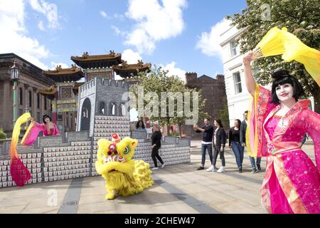 USAGE ÉDITORIAL SEULS les membres du public regardent une sculpture de sept mètres de la « Grande Muraille de Chine » faite à partir de plus de 2,000 boîtes à emporter chinoises recyclées qui a été dévoilée par Deliveroo par l'Arc impérial de Liverpool. Banque D'Images