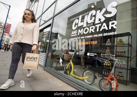 SOUS EMBARGO À 0001 LUNDI 3 JUIN 2019 USAGE ÉDITORIAL SEULE UNE femme porte un sac C&M lors du lancement de la première boutique « Clicks and Mortar » à Manchester - une nouvelle initiative d'Enterprise Nation et Amazon, en partenariat avec Square et Direct Line for Business, offrir aux petits détaillants en ligne la possibilité de rencontrer des clients et de tester la vente physique pour la première fois. Banque D'Images