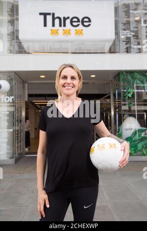 SOUS EMBARGO À 0001 LUNDI 3 JUIN 2019 USAGE ÉDITORIAL SEULEMENT Kelly Smith MBE dans les trois magasins phares d'Oxford Street Londres, qui a révélé la première femme oemji lion à être créée, avant la coupe du monde des femmes le vendredi 7 juin. Banque D'Images