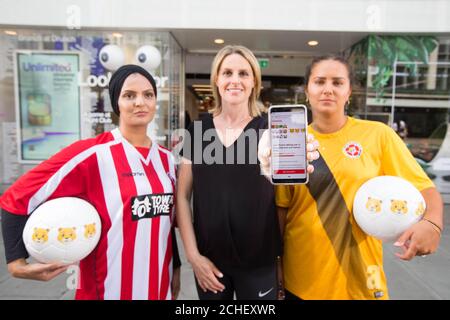 SOUS EMBARGO À 0001 LUNDI 3 JUIN 2019 USAGE ÉDITORIAL SEULEMENT Kelly Smith MBE (au centre) et femmes Super 5 League joueurs Fahima Begum (à gauche) et Anna Sirius au magasin phare à Oxford Street Londres, Qui a révélé le premier lion féminin emoji à être créé, avant la coupe du monde des femmes le vendredi 7 juin. Banque D'Images