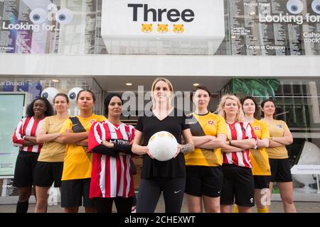 EMBARGO À 0001 LUNDI 3 JUIN 2019 USAGE ÉDITORIAL SEULEMENT Kelly Smith MBE (au centre) et femmes Super 5 League joueurs gauche-droite Andrea John, Flo Pollock, Anna Sirius, Fahima Begum, Kelly Smith MBE, Ruth Collett, Lauren Crawford, Natasha Collett et Gaia Laidler au magasin phare d'Oxford Street à Londres, qui a révélé la première femme omoji lion à être créée, avant la coupe du monde des femmes le vendredi 7 juin. Banque D'Images