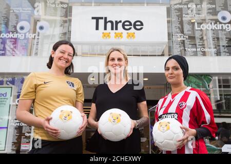 SOUS EMBARGO À 0001 LUNDI 3 JUIN 2019 USAGE ÉDITORIAL SEULEMENT Kelly Smith MBE (au centre) et femmes Super 5 League Players Gaia Laidler (à gauche) et Fahima Begum au magasin phare à Oxford Street Londres, Qui a révélé le premier lion féminin emoji à être créé, avant la coupe du monde des femmes le vendredi 7 juin. Banque D'Images