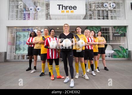 EMBARGO À 0001 LUNDI 3 JUIN 2019 USAGE ÉDITORIAL SEULEMENT Kelly Smith MBE (au centre) et femmes Super 5 League joueurs gauche-droite Andrea John, Flo Pollock, Anna Sirius, Fahima Begum, Kelly Smith MBE, Ruth Collett, Lauren Crawford, Natasha Collett et Gaia Laidler au magasin phare d'Oxford Street à Londres, qui a révélé la première femme omoji lion à être créée, avant la coupe du monde des femmes le vendredi 7 juin. Banque D'Images