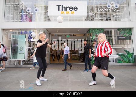 SOUS EMBARGO À 0001 LUNDI 3 JUIN 2019 USAGE ÉDITORIAL SEULEMENT Kelly Smith MBE (à gauche) et Lauren Crawford, joueur de la Super 5 League féminine, dans les trois magasins phares d'Oxford Street Londres, Qui a révélé le premier lion féminin emoji à être créé, avant la coupe du monde des femmes le vendredi 7 juin. Banque D'Images