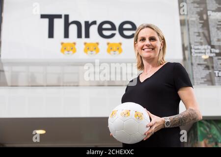 SOUS EMBARGO À 0001 LUNDI 3 JUIN 2019 USAGE ÉDITORIAL SEULEMENT Kelly Smith MBE dans les trois magasins phares d'Oxford Street Londres, qui a révélé la première femme oemji lion à être créée, avant la coupe du monde des femmes le vendredi 7 juin. Banque D'Images