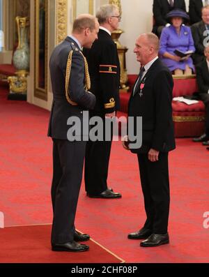 Vernon Unsworth de St Albans est fait un MBE (membre de l'ordre de l'Empire britannique) par le duc de Cambridge lors d'une cérémonie d'investiture à Buckingham Palace, Londres. Banque D'Images