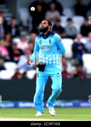 Adil Rashid, un joueur d'Angleterre, célèbre la prise du Jeevan Mendis au Sri Lanka lors de son propre bowling lors du match de groupe de la coupe du monde de cricket de l'ICC à Headingley, Leeds. Banque D'Images