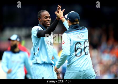 Le Jofra Archer d'Angleterre (à gauche) célèbre avec Joe Root après avoir pris le cricket de Dhananjaya de Silva au Sri Lanka lors du match de groupe de la coupe du monde de cricket de l'ICC à Headingley, Leeds. Banque D'Images