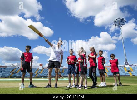 USAGE ÉDITORIAL EXCLUSIF le cricketer anglais Jonny Bairstow rencontre un groupe d'enfants au terrain de cricket de Headingley à Leeds pour une séance d'entraînement exclusive organisée par Yorkshire Tea et l'organisme national de bienfaisance childrenÕs cricket, chance de briller. Banque D'Images