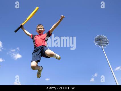 USAGE ÉDITORIAL EXCLUSIF Jack Buse, âgé de 10 ans, rejoint le cricket anglais Jonny Bairstow au terrain de cricket de Headingley à Leeds pour une séance d'entraînement exclusive organisée par Yorkshire Tea et l'association nationale de cricket de childrenÕs, chance de briller. Banque D'Images