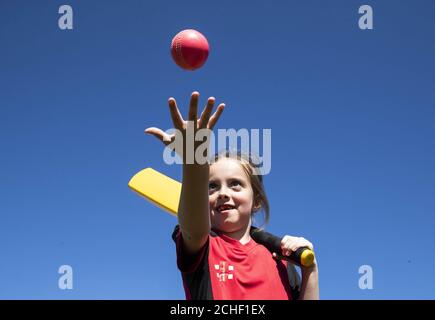 UTILISATION ÉDITORIALE SEULEMENT Ruby Hutchinson, 8 ans de Doncaster, rejoint le cricket anglais Jonny Bairstow au terrain de cricket de Headingley à Leeds pour une séance d'entraînement exclusive organisée par Yorkshire Tea et la charité nationale de cricket childrenÕs, chance de briller. Banque D'Images