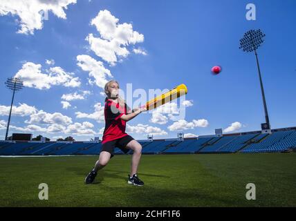 USAGE ÉDITORIAL EXCLUSIF Lilly Barbier, 11 ans, rejoint le cricketer anglais Jonny Bairstow au terrain de cricket de Headingley à Leeds pour une séance d'entraînement exclusive organisée par Yorkshire Tea et l'association nationale de cricket pour enfants, chance de briller. Banque D'Images