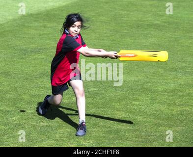 USAGE ÉDITORIAL EXCLUSIF Lina Aldawsary, âgée de 10 ans et originaire de Blackburn, rejoint le cricket anglais Jonny Bairstow au terrain de cricket de Headingley à Leeds pour une séance d'entraînement exclusive organisée par Yorkshire Tea et l'association nationale de cricket pour enfants, chance de briller. Banque D'Images