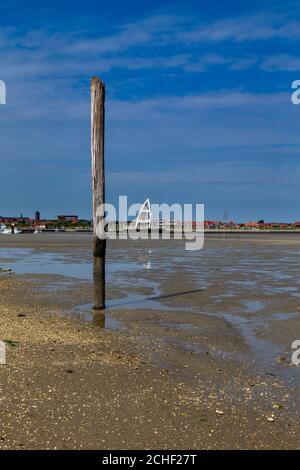 Marée basse au port de l'île de Frise orientale Juist, Allemagne. Banque D'Images