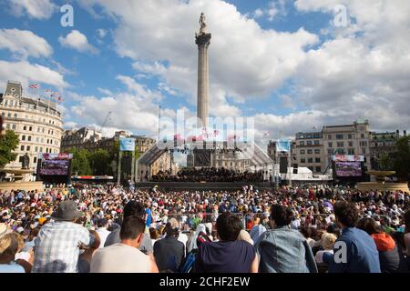 EDITORIAL N'utilisez que Sir Simon Rattle dirige l'Orchestre symphonique de Londres avec des musiciens de 8 à 18 ans à partir de la Guildhall School of Music & Drama et les jeunes musiciens de l'OSL sur la voie de l'événement classique BMW à Trafalgar Square de Londres. Banque D'Images