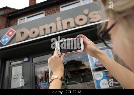 UTILISATION ÉDITORIALE SEULEMENT UNE vue du magasin Dominos à Headingley, Leeds, où la chaîne de restaurants de pizza a tourné son signe de bronze en l'honneur de la Lionne Lucy Bronze, qui a travaillé à Dominos, avant le prochain match de la coupe du monde d'Englands mardi. Banque D'Images