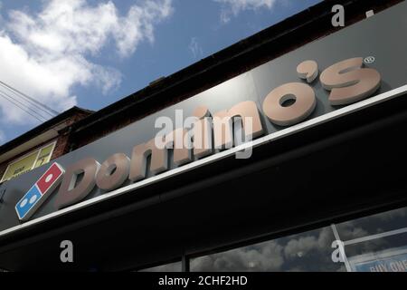 Vue sur le magasin Dominos de Headingley, Leeds, où la chaîne de restaurants de pizza a tourné son signe de bronze en l'honneur de la Lionne Lucy Bronze, qui a travaillé à Dominos, avant le prochain match de la coupe du monde d'Englands mardi. Banque D'Images