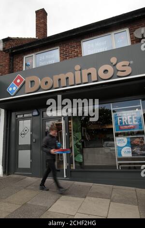 Vue sur le magasin Dominos de Headingley, Leeds, où la chaîne de restaurants de pizza a tourné son signe de bronze en l'honneur de la Lionne Lucy Bronze, qui a travaillé à Dominos, avant le prochain match de la coupe du monde d'Englands mardi. Banque D'Images