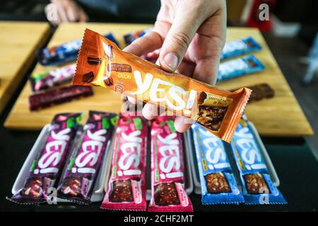 Sous embargo à 0001 mercredi 03 juillet USAGE ÉDITORIAL SEULEMENT UNE sélection de Nestlé OUI! Les snack-bars emballés dans du papier recyclable sont dévoilés au centre de recherche et de développement du confiseur à York alors que la société annonce qu'elle a trouvé un moyen d'utiliser un emballage en papier recyclable dans un processus de « scellement à froid à grande vitesse », qui est une première mondiale. Banque D'Images