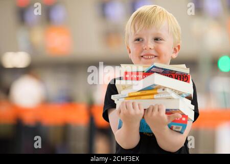 SOUS EMBARGO À 0001 MERCREDI 10 JUILLET USAGE ÉDITORIAL SEUL Marcel Stec, âgé de 5 ans, rejoint Katie Piper au lancement d'easyJet??s ???Flybraries??? Campaign, une initiative unique de prêt de livres à bord qui vise à encourager les enfants à lire pour s'amuser pendant l'été, à l'aéroport de Londres Luton. Banque D'Images