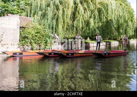 SOUS EMBARGO À 0001 MARDI 20 AOÛT USAGE ÉDITORIAL SEULS les pilotes de barquettes en tant que service Uber Boat arrivent à Cambridge à temps pour le week-end des fêtes de banque. Banque D'Images