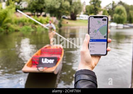 SOUS EMBARGO À 0001 MARDI 20 AOÛT USAGE ÉDITORIAL SEULE Kate Mahoney de Londres commande un Uber Boat comme le service arrive à Cambridge à temps pour le week-end de vacances en banque. Banque D'Images