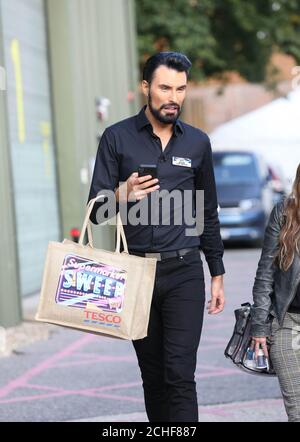 UTILISATION ÉDITORIALE SEULEMENT un nouvel hôte de supermarché Sweep, Rylan Clark-Neal, quitte les studios ITV en tenant un sac spécial "Supermarket Sweep" de Tesco pour la vie, comme le supermarché révèle qu'il a aidé à ramener le spectacle aux écrans de la nation. Banque D'Images