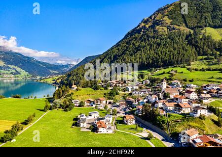 Graun im Vinschgau, une ville sur le lac de Reschen dans le Tyrol du Sud, Italie Banque D'Images