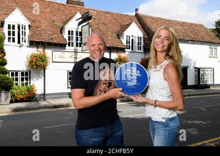 Publican et mannequin, Jodie Kidd présente une plaque bleue personnalisée à Tom Kerridge, commémorant sa mémoire de pub préférée, qui a eu lieu à la main et fleurs à Marlow - la première entreprise de pub de Kerridge, dans le cadre de la campagne long Live The local. Banque D'Images