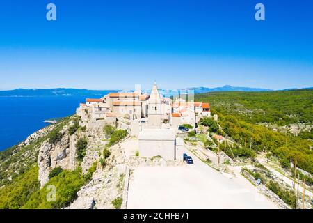 Incroyable ville historique de Lubenice sur la haute falaise, l'île de Cres en Croatie, mer Adriatique en arrière-plan Banque D'Images