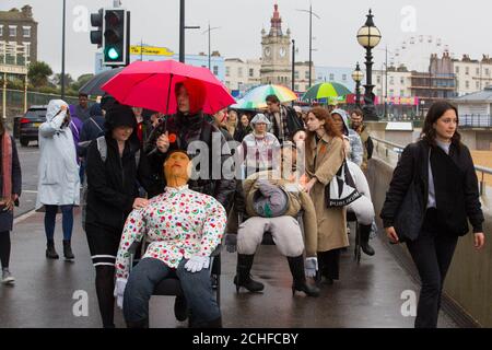 Des bénévoles transportent le travail d'Oscar Murillo, nommé conscience collective, à bord d'un train du sud-est de Londres St Pancras à Turner Contemporary à Margate, avant l'exposition du Turner Prize 2019, qui se déroule du 28 septembre au 12 janvier 2020. Banque D'Images