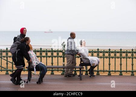 UTILISATION ÉDITORIALE SEULEMENT les volontaires transportent l'œuvre du candidat au Prix Turner Oscar Murillo, intitulé conscience collective, à bord d'un train du Sud-est de Londres St Pancras à Turner Contemporary à Margate avant l'exposition du Prix Turner 2019, qui se déroule du 28 septembre au 12 janvier 2020. Banque D'Images