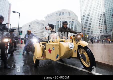 UTILISATION ÉDITORIALE SEULEMENT Riders au début de la Distinguished Gentleman's Ride, qui a vu des centaines de motards sur leurs vélos d'époque visiter la capitale pour recueillir de l'argent pour Movember. Banque D'Images